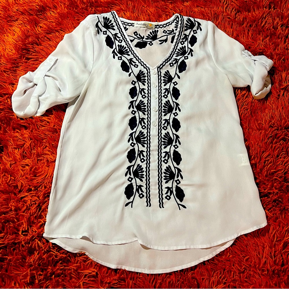 Women’s Available By Angela Fashion Blouse in White with Navy Embroidery sz M